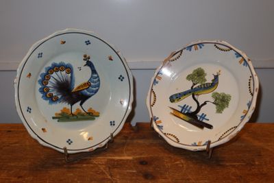 deux assiettes posées sur une table en bois