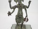 statue en bronze représentant un homme tenant un couteau dans chaque main