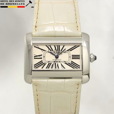 une montre blanche dont le cadran est orné de chiffres romains