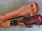 un violon dans son étui, posé par terre