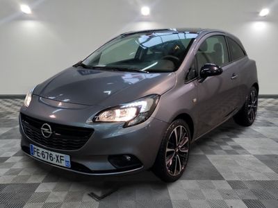 L'Opel grise est garée sur un sol carrelé à damier.