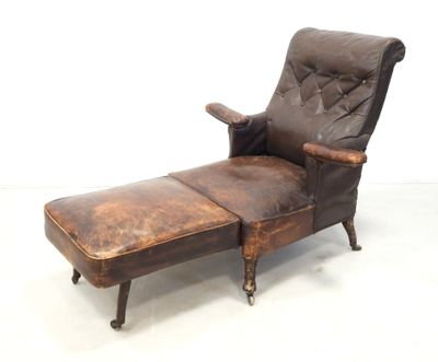 chaise longue en cuir marron avec repose-pieds et repose-pieds