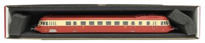 un train rouge et blanc dans une boîte, sur fond blanc