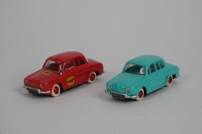 deux voitures jouets assises l'une à côté de l'autre sur une surface blanche