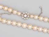 un ensemble composé d'un collier et d'un bracelet en perles et diamants