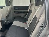 l'intérieur d'une voiture comportant deux rangées de sièges