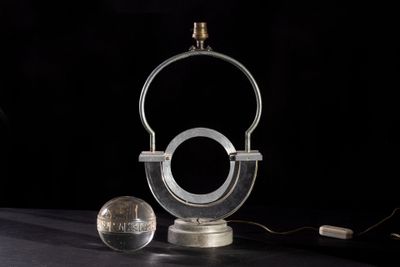 une image représentant une lampe de table surmontée d'une sphère