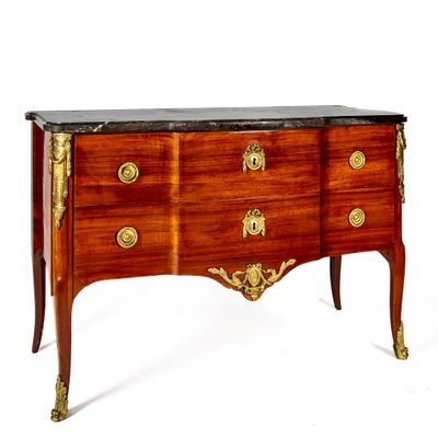 une petite commode avec un plateau en marbre