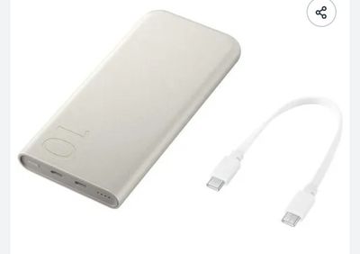 une image représentant une batterie externe blanche à laquelle est branché un câble