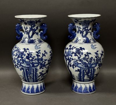 paire de vases bleus et blancs ornés d'oiseaux et de fleurs