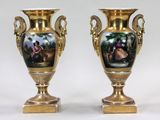une paire de vases en or ornés d'une peinture représentant un homme et une femme