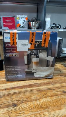 une machine à café posée sur une table en bois dans un magasin
