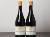 deux bouteilles de vin posées sur une table en bois