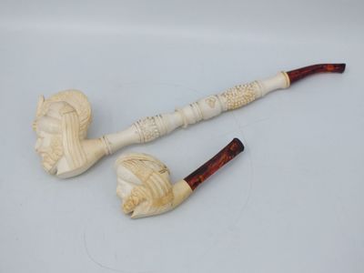 deux pipes posées l'une à côté de l'autre sur une table