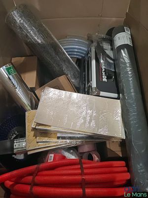 une boîte en carton remplie d'objets et d'outils divers