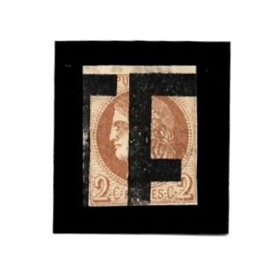 un timbre noir et orange sur lequel figure la lettre « f »