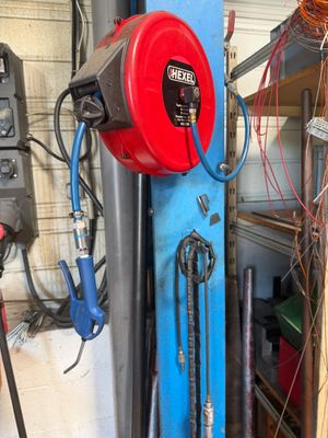 une photo d'une machine rouge et bleue dans un garage