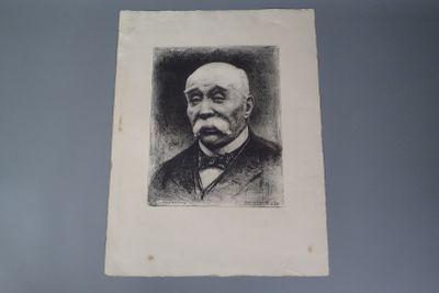 une vieille photo en noir et blanc représentant un homme moustachu