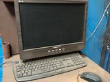 un ordinateur posé sur un bureau, avec un clavier et une souris