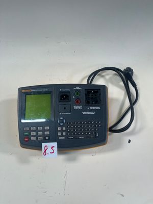 une calculatrice à laquelle est accrochée une étiquette de prix