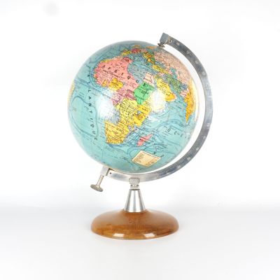 un petit globe terrestre posé sur un socle en bois, sur fond blanc