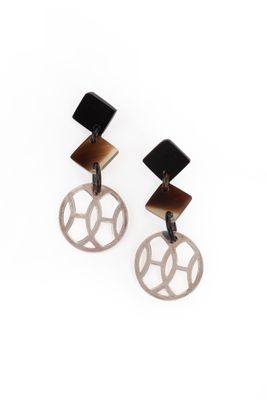 une paire de boucles d'oreilles noires et blanches aux formes géométriques