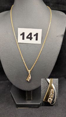 un gros plan sur un mannequin portant un collier et un bracelet