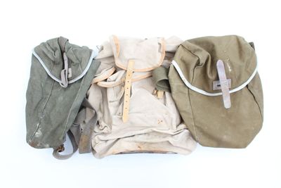 trois sacs posés les uns à côté des autres sur une surface blanche