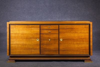 un buffet en noyer à trois tiroirs et deux portes