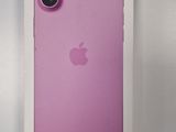 une coque d'iPhone d'Apple dans une boîte posée sur une surface blanche