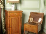 une petite table sur laquelle est posée une lampe, à côté d'une chaise
