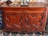 une armoire en bois surmontée d'un miroir