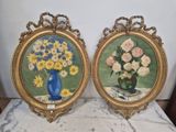 une paire de tableaux représentant des fleurs dans un vase bleu posé sur une table