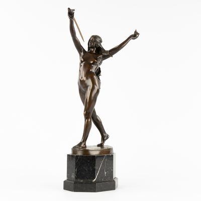 une statue en bronze représentant une femme tenant une raquette de tennis