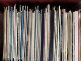 une boîte rouge contenant tout un tas de disques