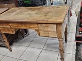 Plusieurs meubles sont exposés dans un magasin