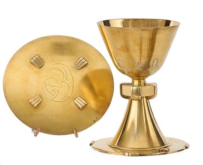 un calice en or et une assiette en or sur fond blanc