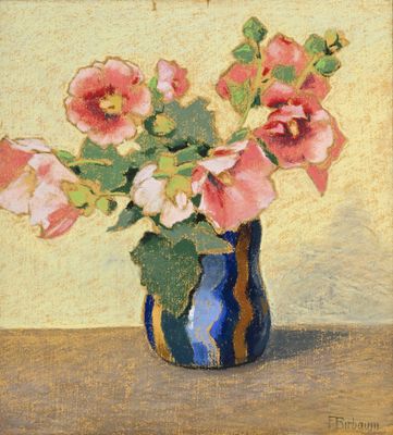 un tableau représentant des fleurs roses dans un vase bleu posé sur une table