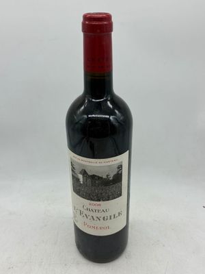 une bouteille de vin rouge posée sur une table blanche
