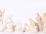 un ensemble de figurines représentant des personnages et des animaux sur un fond blanc