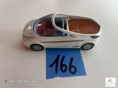 une petite voiture posée sur une feuille de papier