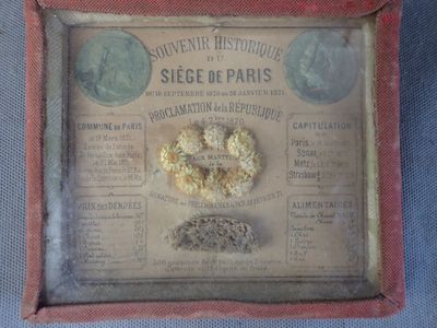 une photo d'une photo d'un morceau de pain dans une boîte
