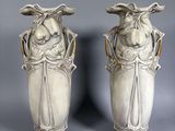 deux vases blancs posés l'un à côté de l'autre sur une table