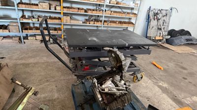 une image d'un établi dans un garage