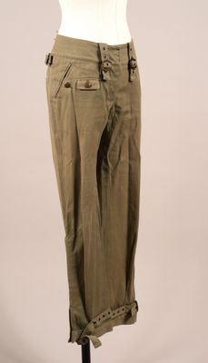 une photo d'un mannequin portant un pantalon kaki et une chemise blanche