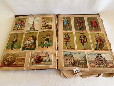 un livre avec des photos de personnes dessus, posé sur une table