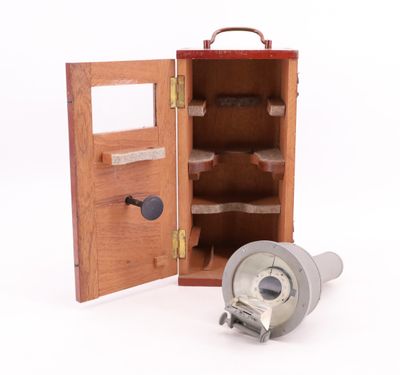 une petite boîte en bois dont la porte est ouverte et qui contient une bouteille de vin