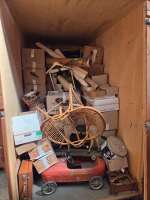 une pièce où se trouvent de nombreux cartons et un ventilateur