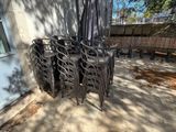 de nombreuses chaises et un parasol sur la terrasse