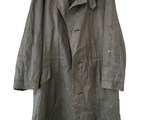 On voit l'image d'un manteau suspendu à un cintre sur un fond blanc.
